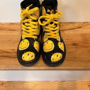 Kids Dr.Martens smile style